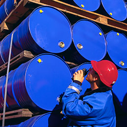 Petrolio Wti oltre 100 dollari. Si teme per il Canale di Suez