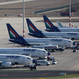 Dopo Spanair, restano a terra anche i voli della compagnia aerea ungherese Malev (Reuters)