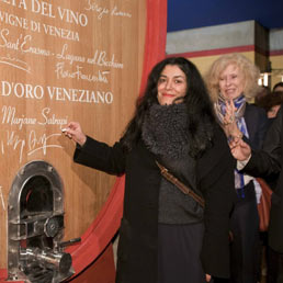 Premio Masi, il filo rosso tra cultura e vino. Vince la scrittrice iraniana Satrapi