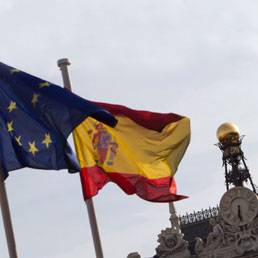 Alta tensione in Spagna, rischia gli aiuti europei. Lo spread vede quota 400