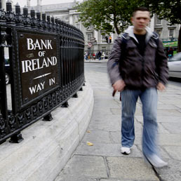 La Banca d'Irlanda taglia le stime sul Pil. L'Ue valuta una sorveglianza speciale per Spagna e Portogallo (Ap)