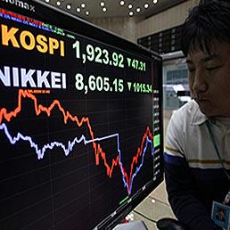 Tokyo torna in rosso. Il massimo storico dello yen sul dollaro spinge la BoJ a iniettare nuova liquidità (Epa)
