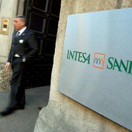 Intesa Sanpaolo lascia invariato il dividendo. Migliora la patrimonializzazione, calano gli utili (Fotogramma)