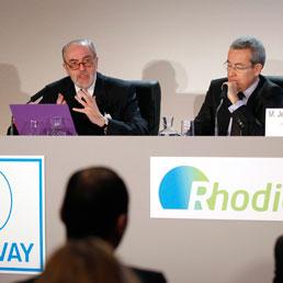 Affare fatto fra Solvey e Rhodia: nasce un nuovo colosso mondiale della chimica. Nella foto il Ceo di Solvay Christian Jourquin (a sinistra) e quello di Rhodia Jean-Pierre Clamadieu (Reuters)