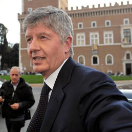 Il Cda di Generali unanime nomina Galateri presidente - La sua carriera da Torino a Trieste. Nella foto all'ingresso del Cda di oggi