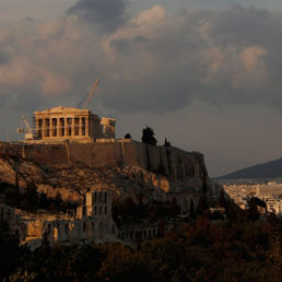 Grecia a un passo dalla ristrutturazione: tassi dei bond a 2 anni oltre il 23%. Cresce il debito/Pil nell'Ue