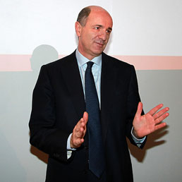 Nella foto l'amministratore delegato di Intesa Sanpaolo, Corrado Passera (Agf)