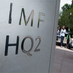 L'ingresso della sede del FMI a Washington (Bloomberg)