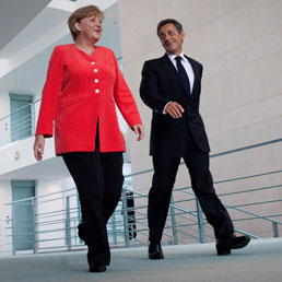 La Merkel apre sugli aiuti alla Grecia. Nella foto il cancelliere tedesco, Angela Merkel (a sinistra) con il presidente francese Nicolas Sarkozy