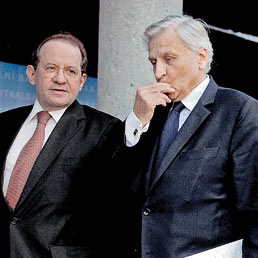 Il vicepresidente della Banca centrale europea Vito Costancio con Jean Claude Trichet (Reuters)