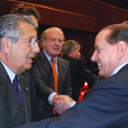 Carlo De Benedetti e Silvio Berlusconi in una foto del 2008 (Olycom)