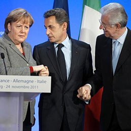 Merkel e Sarkozy a Monti, se crolla l'Italia fallisce l'euro (AFP Photo)