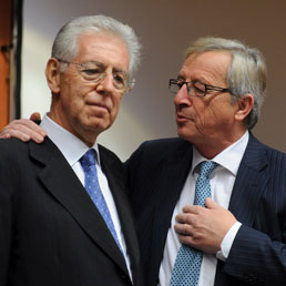Mario Monti e Jean-Claude Juncker (Afp)
