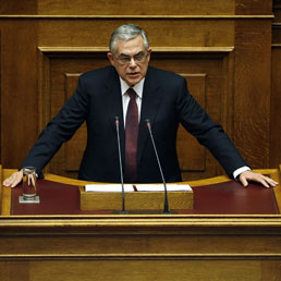 Il primo ministro greco Lukas Papademos al parlamento di Atene (AFP)