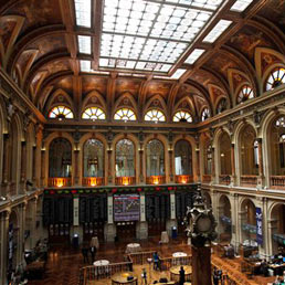 Delude l'asta di Bonos in Spagna. Tassi in rialzo e domanda in calo. Nella foto la borsa di Madrid (Ap)