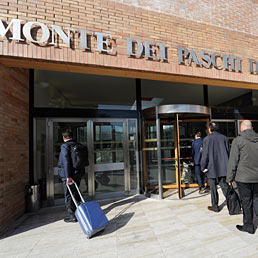 L'arrivo degli azionisti all'Assemblea dell'istituto Mps (Ansa)