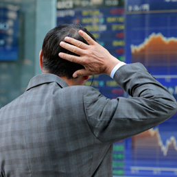 La Borsa di Tokyo cede il 3% sul rialzo dello yen. In Giappone salgono i prezzi al consumo