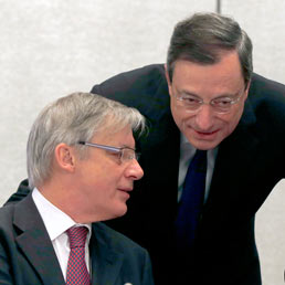 Mario Draghi con il governatore della banca di Francia Christian Noyer (a sinistra) e l'esponente del board Bce Peter Praet