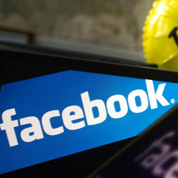 Facebook porta il numero di azioni a 421 milioni, l'Ipo vale 16 miliardi in più (seconda di sempre negli Usa) (Afp)