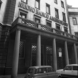 Nella foto la sede del Banco Ambrosiano in Piazza Ferrari a Milano