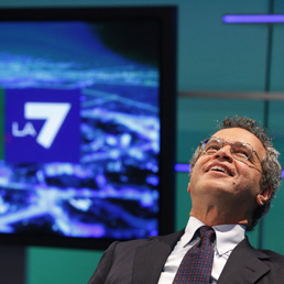 Enrico Mentana negli studi di TgLa7 (Ansa)