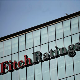 Fitch lancia l'allarme: Rating a rischio con la crisi politica