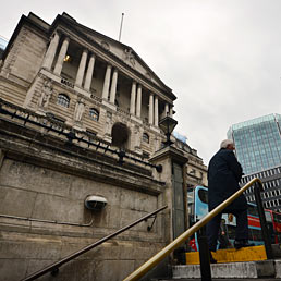 Scandalo Libor, primi arresti a Londra. Nella foto un uomo sale le scale della metropolitana londinese davanti alla sede della Banca d'Inghilterra (AFP Photo)