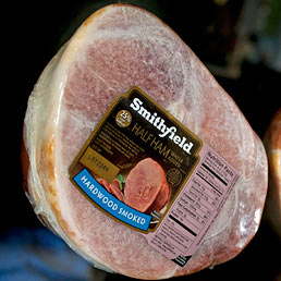 Nella foto i prosciutti Smithfield (Reuters)