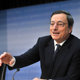 Draghi difende l'euro «irreversibile» e spinge sull'Unione bancaria - Il governatore: «Creare un'identità europea»