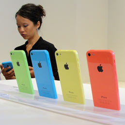 I nuovi iPhone low cost (Afp)