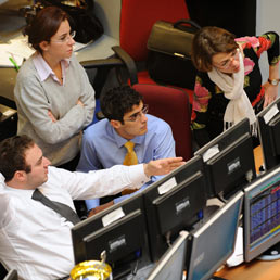 Borsa, Milano giù. Mediaset la peggiore. Tensione sullo spread - Fitch: rating a rischio - CnhI debutta a New York - Investire con la volatilità