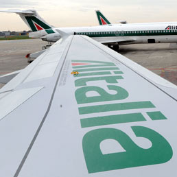 Alitalia, il cda vara aumento da 300 milioni. In uscita i vertici della compagnia - Su Poste monito Ue: solo se rispetta le regole
