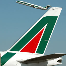 Alitalia, oggi nuovo incontro tra Governo e vertici aziendali - I soci forti tifano Etihad. Lupi: «Mai proposto Fs»