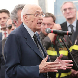 Il Presidente della Repubblica Giorgio Napolitano durante il suo intervento all'incontro con gli ospiti del campo "Friuli V.G." della protezione civile a Mirandola (Ansa)