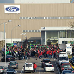 Nella foto un sit-in degli operai Ford davanti allo stabilimento di Genk (Reuters)