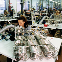 Una fase della lavorazione degli occhiali nello stabilimento della Luxottica di Agordo nel Bellunese