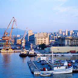 Nella foto il porto di Rijeka (Corbis)