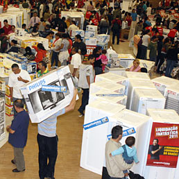 Gdo chiave d'accesso al Brasile. Nella foto un negozio di elettrodomestici all'interno di un grande centro commerciale di San Paulo (Corbis)