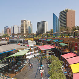 Larcomar Shopping Centre, Miraflores, Lima, Perù (Corbis)