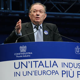 Nella foto il presidente di Confindustria Giorgio Squinzi al convegno "Un'Italia industriale in un'Europa più forte" all' Oval Lingotto di Torino. (Ansa)