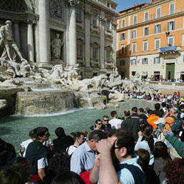 Turisti visitano la Fontana di Trevi a Roma. (Ansa)