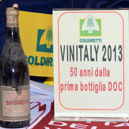 Le prime bottiglie di vino doc dopo 50 anni dalla legge in materia di qualità esposte dalla Coldiretti a Verona (Ansa)