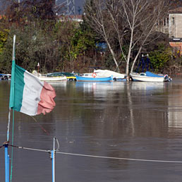 Il fiume Po nei pressi di Pontelagoscuro, in provincia di Ferrara (Ansa)