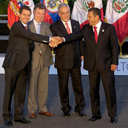 Da sinistra a destra il presidente messicano, Enrique Pena Nieto, colombiano, Juan Manuel Santos, cileno, Sebastian Pinera, e peruviano, Ollanta Humala, durante un vertice di quest'anno (Afp)