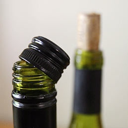 Vino, infranto un altro tabù: tappo a vite anche per bottiglie pregiate (Corbis)