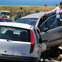 Due auto coinvolte in un incidente frontale (Foto Ansa)