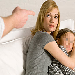 Per la Cassazione la violenza del padre contro la madre  reato anche verso i figli (Corbis)