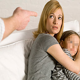 Per la Cassazione la violenza del padre contro la madre è reato anche verso i figli (Corbis)