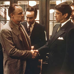 Il patto con mafia e camorra lede la libert d'impresa. Nella foto Marlon Brando e Al Lettieri si stringono la mano in una scena de "Il Padrino" (Corbis)