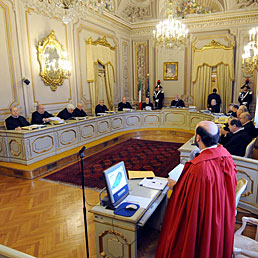 Il Tar Lazio rinvia alla Consulta la conciliazione obbligatoria. Nella foto un'immagine d'archivio della sala gialla della Corte Costituzionale (Ansa)